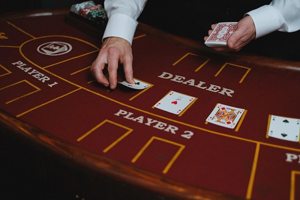 Tout savoir sur le poker en ligne en Suisse (guide 2024)}
